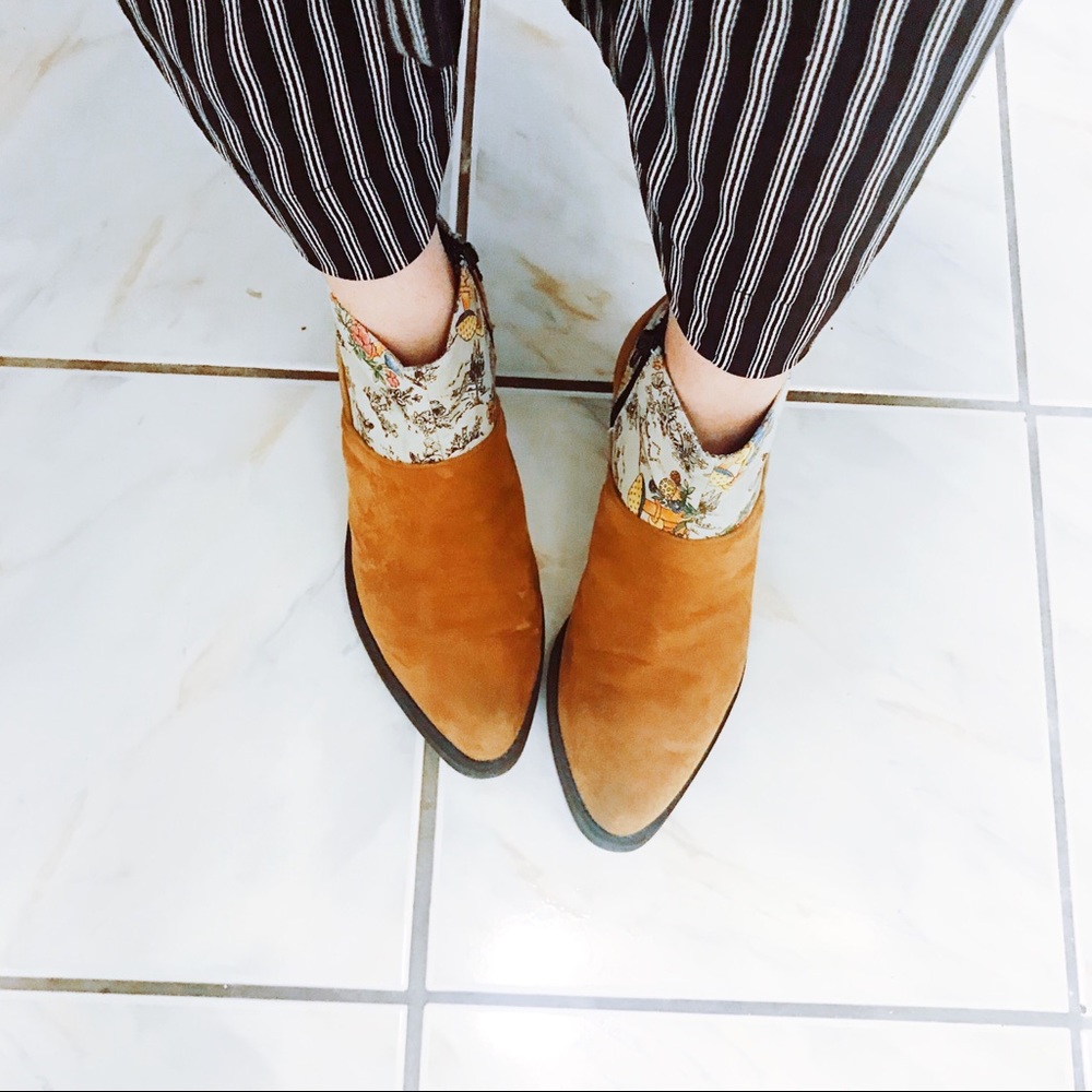 Ankle boots- brown with graphics size 7